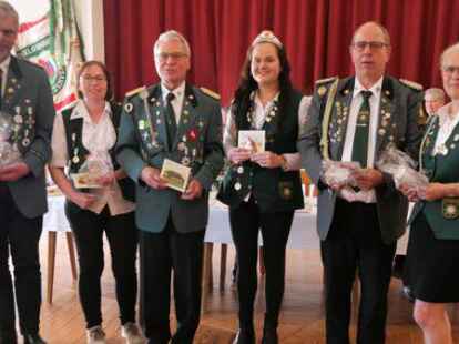 Erfolgreich beim Bundesk&ouml;nigsschie&szlig;en waren (von links) Josef Book, Hermine Book, Reinhard Krause, Anna Schumacher, Lenert Tapken und Katja Segger.