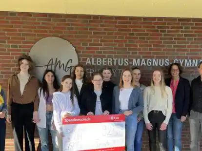 B&uuml;chereileiterin Birgit Meyer-Beylage (l.) sowie Christoph Hagen und Annette Gieseler freuten sich zusammen mit Sch&uuml;lerinnen des Jahrgangs 9 &uuml;ber die gelungene Aktion.