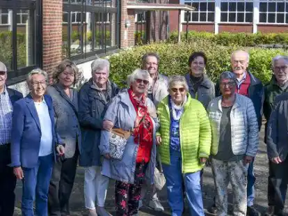 65 Jahre nach ihrer Schulentlassung trafen sich die ehemaligen Sch&uuml;ler der Volksschule Obenstrohe wieder.