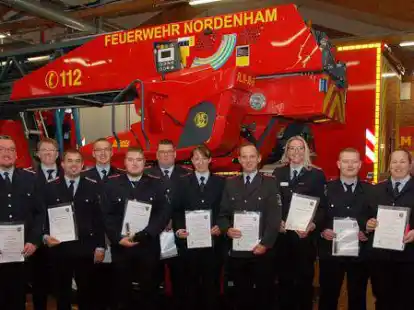 &Uuml;ber ihre Bef&ouml;rderung in den n&auml;chst h&ouml;heren Dienstgrad konnten sich etliche Aktive der Ortswehr Nordenham, unter ihnen auch Ortsbrandmeister Jan-Dirk Bals (2. Von links), freuen.