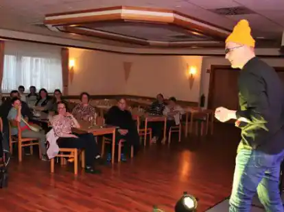 Einmal ganz anders: Der Schulleiter des LSG in Ramsloh, Klaus Finsterh&ouml;lzl, begeisterte als Kabarettist die Zuh&ouml;rer im Saal Dockemeyer.