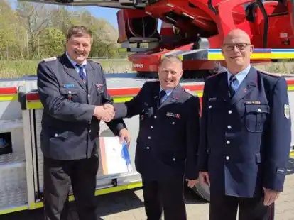 Der scheidende Bezirk-Jugendfeuerwehrwart Werner Mietzon (Mitte) an der Seite vom ebenfalls scheidenden Fachbereichsleiter Bernd Horn (links) und dem neuen Bezirk-Jugendfeuerwehrwart Richard Hieronimus.