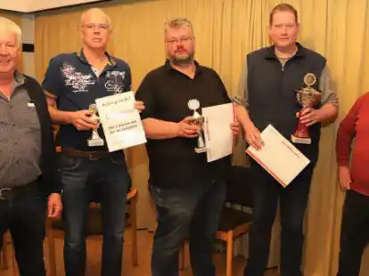 Die erfolgreichen Pokalgewinner beim Benefiz-Skat-Turnier der Kolpingfamilie Bar&szlig;el (von links): Hans R&ouml;ttgers, J&uuml;rgen Huntemann, Michael Niemeyer, Martin Meyer und Gregor Thieben.