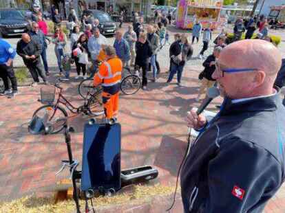 Versteigert: Jens Trotte fand als Auktionator f&uuml;r 26 Fundfahrr&auml;der neue Besitzer.