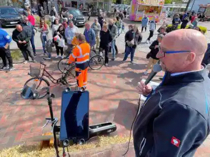 Versteigert: Jens Trotte fand als Auktionator f&uuml;r 26 Fundfahrr&auml;der neue Besitzer.
