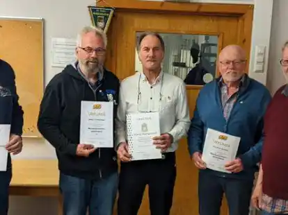 Jubilar Andreas Wagner (von links), Vorsitzender und Meistersch&uuml;tze Dieter Oehlschl&auml;ger, Jubilar Horst Marquardt, Meistersch&uuml;tze Bernfried J&uuml;chter, Sportleiter Erwin R&ouml;mer.