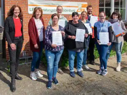 Gratulierten und &uuml;berreichten den Teilnehmerinnen des Modellkursus Praxismentoring ihre Urkunden: (von links) LEB-Regionalleiterin Karin Pieper und Dozentin Helga Peters-Kuhn.