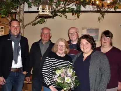 Bei der Hauptversammlung (von links): B&uuml;rgermeister Matthias Huber mit dem fr&uuml;heren stellvertretenden Vorsitzeden Bernhard L&uuml;cking und dem neu gew&auml;hlten Vorstandsteam Hannelore Wolfsperger, Manfred Schedemann, Jantje Berger und Matina Berends.