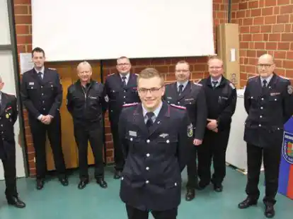 Tjark Min&szlig;en (im Vordergrund) ist neuer stellvertretender Zugf&uuml;hrer. Es gratulierten  (von links)  Hans Schattschneider, Tobias B&uuml;hring,  Holger Deharde, Alexander Scheermann, Karsten Windhorst, Dennis von Minden und Torsten Schattschneider.