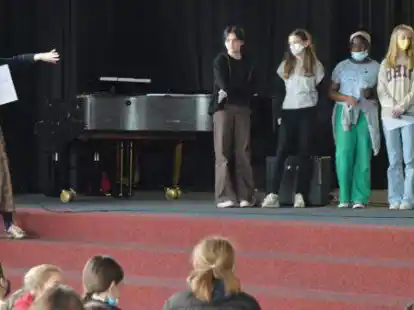 Gibt Einblicke in die Theaterwelt: Sarah Weinberg (S&auml;ngerin und Regieassistentin am Theater Bremen, links) bei einem Workshop mit Siebtkl&auml;sslern.