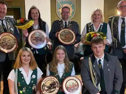 Die Majest&auml;ten des Sch&uuml;tzenvereins Oberhammelwarden: (hinten v.l.:) Andreas Haane, Anna Schumacher, Andreas Meyer, Susanne Ellinghusen, Lenert Tapken (vorne v.l.:) Lea Segger, Merle Segger, Fynn Ellinghusen. (Es fehlen: Detlef Freels und Katja Segger)