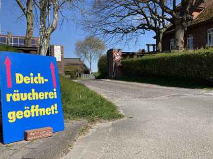 Monika und Enno Bauer von der Deichr&auml;ucherei Friederickensiel r&auml;uchern noch nach traditioneller Art mit Buchenholz. Bild: Josepha Zastrow