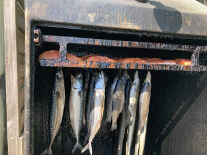 Monika und Enno Bauer von der Deichr&auml;ucherei Friederickensiel r&auml;uchern noch nach traditioneller Art mit Buchenholz. Bild: Josepha Zastrow