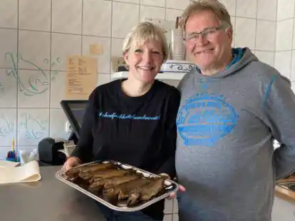 Monika und Enno Bauer von der Deichr&auml;ucherei Friederickensiel r&auml;uchern ihren Fisch noch nach traditioneller Art mit Buchenholz.
