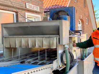 Mit dieser Maschine wird der Spargel gesäubert und gekühlt: Hofbetreiber Olaf Warband vom Erdbeer- und Spargelhof Warband in Westerstede.