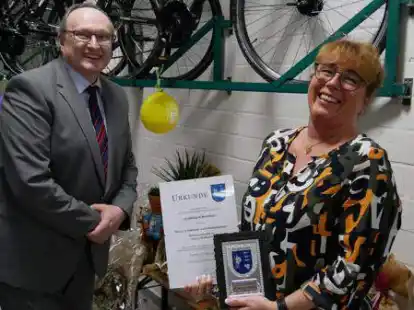 B&uuml;rgermeister Harald Stindt gratuliert Petra Haase zum 25-j&auml;hrigen Bestehen ihrer Firma Meyers Fahrrad- und Freizeitcenter.