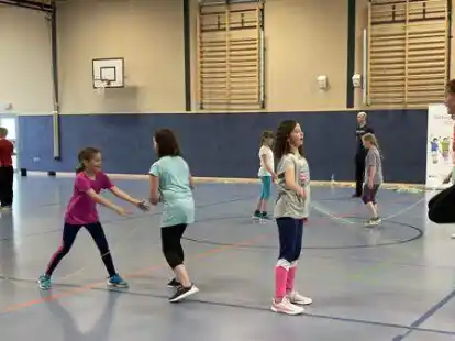 Ganz sch&ouml;n hoch springen einige der Viertkl&auml;sslerinnen und Viertkl&auml;ssler an der Grundschule Sedelsberg.
