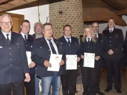 Mit ihren Auszeichnungen bei der Jahreshauptversammlung: (von links:) Hans-J&uuml;rgen Zech, Gerold B&uuml;sing, Wolfgang Nie&szlig;, Harald Kuck, Stefan Raddatz, Mandy Stumpenhorst, Robert Schmidt, Thomas H&uuml;lsebusch und Joachim Hadeler.