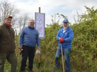 Stellen Hinweisschilder auf: Arnd Fischer (Hegering Ganderkesee, von links), Hartmut K&ouml;ster (Nabu) und Hans Fingerhut (Vorsitzender der Nabu-Ortsgruppe).