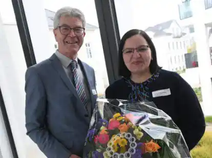 Der eine geht, die andere kommt: Helmut Scherbeitz wurde als Gesch&auml;ftsf&uuml;hrer der Kassen&auml;rztlichen Vereinigung Niedersachsen &ndash; Bezirksstelle Oldenburg verabschiedet, Sainab Egloffstein tritt seine Nachfolge an.