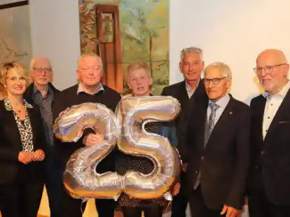 Die Mitglieder des Gr&uuml;ndungsvorstandes und des aktuellen Vorstandes (v.l.):  Birgit  Meyer-Beylage, Otto Hafkemeyer,  Heiner Schepers, Sabine Winnart,   Andreas Stunk, Josef Kleefeld und  Hans Kramer.