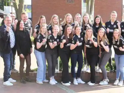 B&uuml;rgermeister Thomas H&ouml;ffmann (l.) empfing die Drittliga-Meistermannschaft im Rathaus.