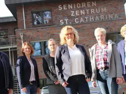 Schauen optimistisch nach vorn (v.l.): Heinz Winkler, Nicole Sibum (beide Kirchenvorstand), Kerstin Cordes (Pflegedienst H&uuml;mmling), Doris Meyer (Sozialstation St. Marien), Birgit Gebken (Einrichtungsleiterin) und Dr. Beate Schulte (Caritas St. Martinus Pflege GmbH).