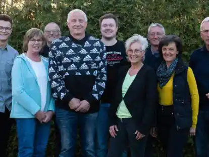 Der neu gew&auml;hlte Vorstand des Tennisvereins Bookholzberg: (von links) Timm-Luca Ihde (Jugendwart), Annelie Seidel (Kassenwartin), Manfred K&uuml;nzel (1. Vorsitzender), Hans-Gerd Duesmann (Sportwart), Marco Reuschler (Schriftwart), Heike K&uuml;nzel (stellv. Pressewartin), Reinhard Wegener-Kopp (J&uuml;ngstenwart), Hildburg Free (Pressewartin) und Hans-Dieter Sch&uuml;ttke (2. Vorsitzender)