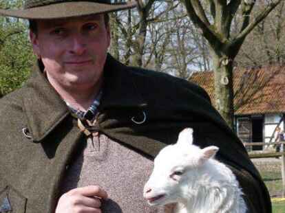 Ein Sch&auml;fer mit Zicklein &ndash; Tierkinder stehen am 1. Mai im Museumsdorf Cloppenburg im Mittelpunkt.