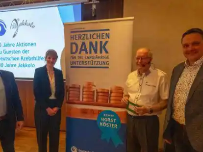 Jubil&auml;umsfeier in W&uuml;sting (v.l.): Christian Pundt (Landrat und Schirmherr), Silvia Schuth (Krebshilfe), Horst K&ouml;ster und  B&uuml;rgermeister J&ouml;rg Skatulla.