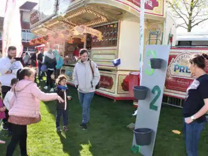 F&uuml;r jeden etwas dabei: Karussell, Jahrmarktsbuden, Kunsthandwerker und Live-Auftritte sorgten auf dem Fr&uuml;hjahrsmarkt in Rastede f&uuml;r viel Abwechslung und gute Stimmung.