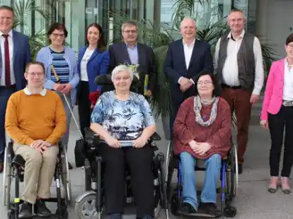 Landrat Tobias Gerdesmeyer (hinten, von links) begr&uuml;&szlig;te Marianne Strieker (Vorsitzende BMB), Wiebke Litschke, Kurt Ernst, Manfred Schilling, G&uuml;nther Weddehage und Angelika Wehebrink (Leiterin des Amtes f&uuml;r Bildung, Soziales und Integration); (vorne, von links) Christian Wenkert, Waltraud Macke und Susanne von Loh.