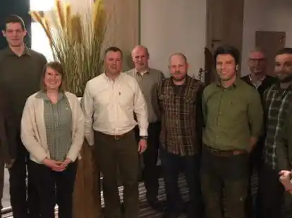 Der Kreisj&auml;germeister Karl-Wilhelm Jacobi (links) mit dem neuen und alten Vorstand des Hegerings D&ouml;tlingen