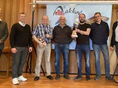 Bei der Verleihung des Super-Cups: Guido Heinisch (B&uuml;rgermeister Hatten, von Links), Landrat Dr. Christian Pundt, Organisator Horst K&ouml;ster, Frank Oltmanns, Sieger Moritz Tsch&ouml;rtner, Gunnar Lund und Huder B&uuml;rgermeister J&ouml;rg Skatulla.