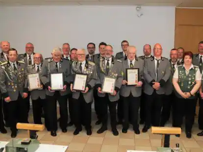Langj&auml;hrige Mitglieder des Sch&uuml;tzenvereins Altenoythe wurden geehrt und verdiente  Sch&uuml;tzen bef&ouml;rdert.