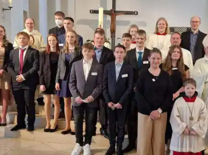 Weihbischof Wilfried Theising hat in Wildeshausen Jugendliche gefirmt. Sie kommen aus der Kreisstadt und der Nachbargemeinde Gro&szlig;enkneten.