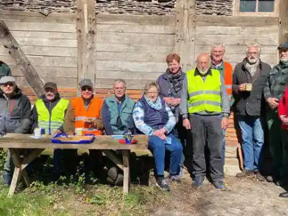 Nach getaner Arbeit gab es eine verdiente St&auml;rkung mit selbst gebackenem Kuchen f&uuml;r die Teilnehmer der M&uuml;llsammelaktion in Nordenholz.