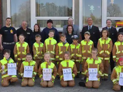 Sechs Kinder (knieend) wurden in der Jahreshauptversammlung f&uuml;r die beste Dienstbeteiligung ausgezeichnet.