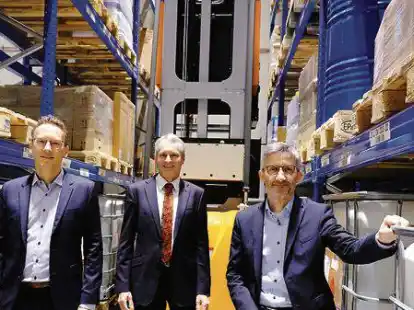 Ein Besuch in der Chefetage verschiedener Unternehmen geh&ouml;rt dazu &ndash; hier bei der B&uuml;fa mit (v.li.) Tim Wenzel, Felix Thalmann und Ralf Ramke im  Hochregallager am Standort Ohmstede.