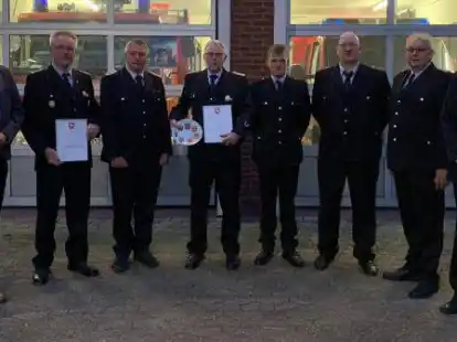 Von links nach rechts: B&uuml;rgermeister Lars Krause, Werner Schr&ouml;der, Gemeindebrandmeister Ingo Riediger, Hermann Folte, Lukas Nitschke-Wemken, Markus Borchardt, Olaf Gebken und Maik Mangels.