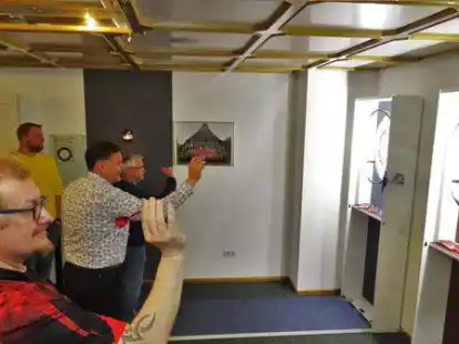 Drei Profi-Dartscheiben stehen zur Verf&uuml;gung f&uuml;r den Vereinssport. Auch B&uuml;rgermeister J&ouml;rg Skatulla (Mitte) war zur Einweihung gekommen.