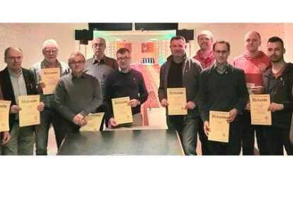 Ehrungen beim FC Hude (v.l.): Heinz Haselbach (60 Jahre Mitgliedschaft), Rolf Kracke (60 J.), Hans-Dieter Lerch (60 J.), J&uuml;rgen Schatke (60 J.), Hans-Hermann Martens (50 J.), Thorsten Bruns (25 J.), J&ouml;rg Gode (25 J.), Hendrik Nordbruch (10 Jahre Vorstand), Philipp Bojahr (25 J.), Christian Nordbruch (25 J.), Dominic Brumund (25 J.), Andreas Otte (1. Vorsitzender)