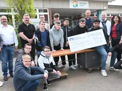 Mehr als 16.000 Euro kamen bei den Aktionen an der Oberschule Garrel zusammen. Am Mittwochmorgen wurde der symbolische Scheck &uuml;bergeben.