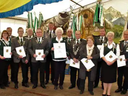 Ausgezeichnet: Die auf der Delegiertentagung in Osterscheps Geehrten mit ASB-Pr&auml;sident Rolf Kaiser (7. von links) und Marion Siemer (rechts), Pr&auml;sidentin des Oldenburger Sch&uuml;tzenbundes, und Ehrenmitglied Lisa Kaiser (8. von links).