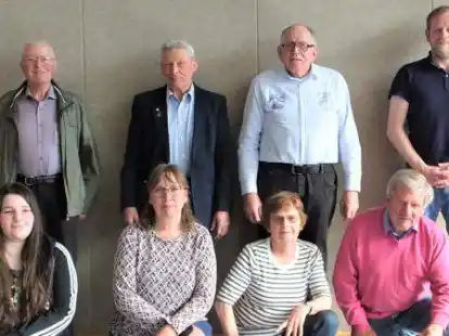 Zum neuen Vorstand des TuS Tossens geh&ouml;ren (hintere Reihe von links): Rudi Schm&ouml;le, Horst Siemers, Jan-Wilhelm Hessenius und Eike Hessenius sowie (vordere Reihe von links) Amer Droese, Petra Preisler, Waltraud Rudolph und Oltmann Harms. Der Vereinsvorsitzende Renke Hessenius und der neue Jugendwart Immo Hullmann fehlen auf dem Bild.