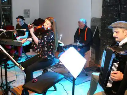 Handgemachte Musik gibt es am Freitag von der Gruppe &bdquo;A Mano