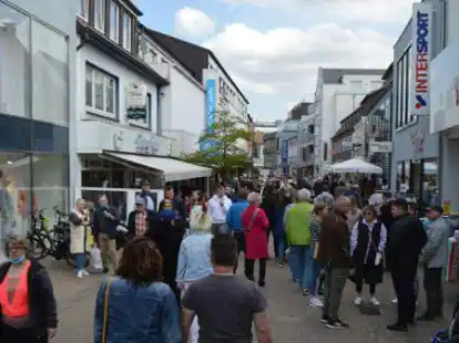 Tausende Besucher str&ouml;mten am Sonntag durch die Cloppenburger Innenstadt.