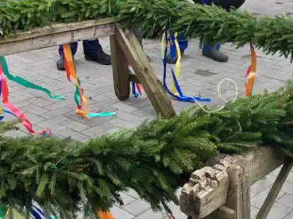 Kranz binden ist angesagt: Der W&ouml;schenlanner Heimatvereen l&auml;dt die Bewohnerinnen und Bewohner aus Holle und Oberhausen ein. (Symbolbild)