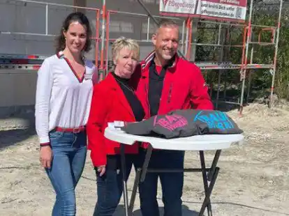 Freuen sich &uuml;ber den Baufortschritt der Seniorenwohnanlage an der Dollstra&szlig;e in Sande: Jana Dumke-Waldschmidt und ihr Bruder Nicolai Dumke sowie deren Mutter Erika Dumke.