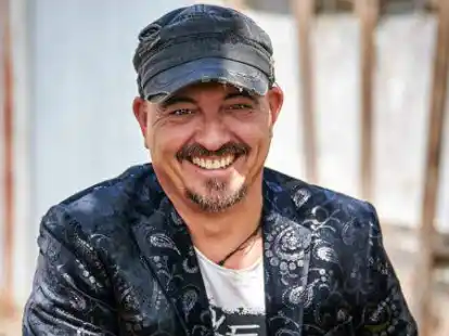 Karsten Gitman B&ouml;lting ist mit seiner Gitarre die One-Man-Band Gitman. Am Sonntag, 1. Mai, spielt er in Diekmannshausen.